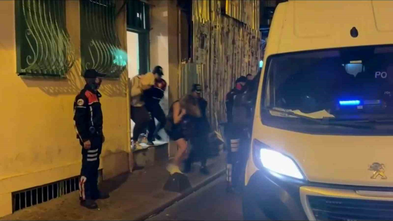 Beyoğlu’nda fuhuş pazarlığı: 27 gözaltı